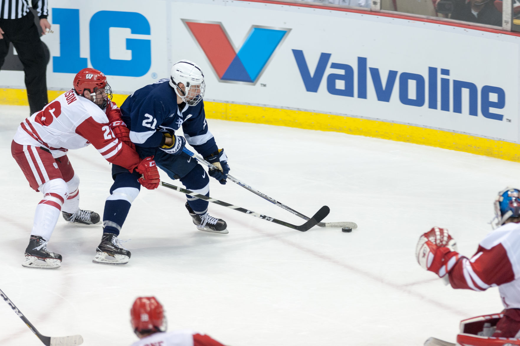Men's hockey B1G Champ DeRosa (21)